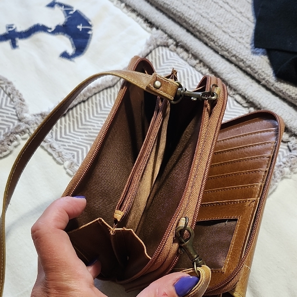 Jade Brown Crossbody Bag with Gold Hardware and Adjustable Strap - Picture 4 of 5